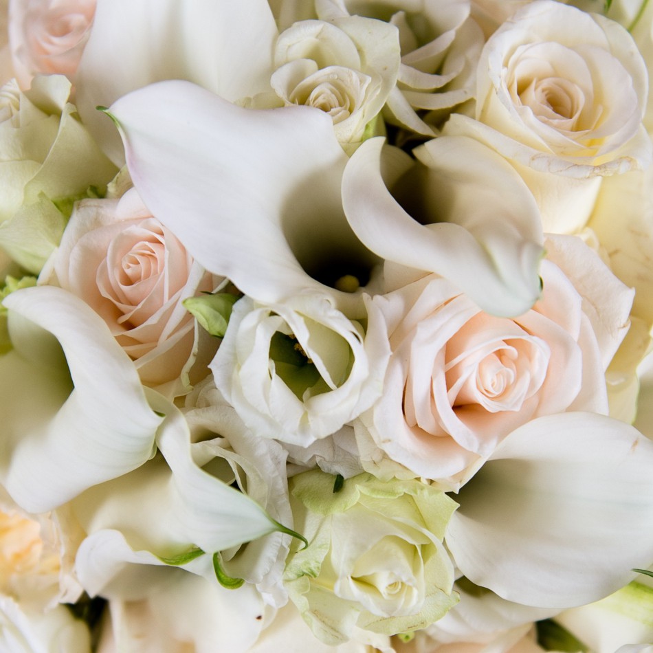 Brautstrauß aus weißen Rosen und Callas
