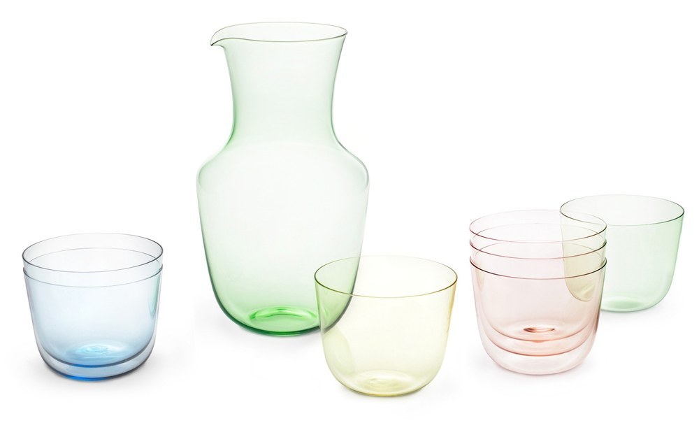 Karaffe und Trinkgläser aus dünnem Glas in Grün, Blau, Gelb und Rosé