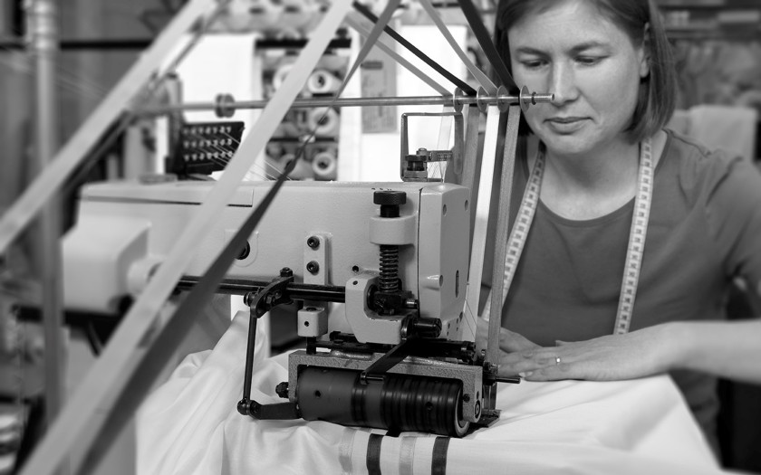 Näherin an einer Industrienähmaschine
